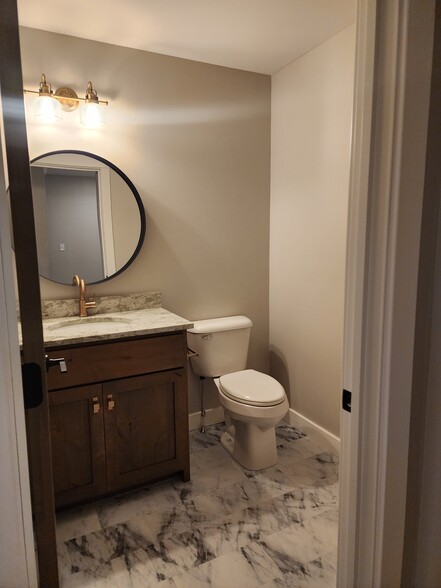 Building Photo - 2317 Lake Rd