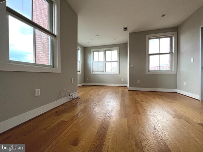 Building Photo - 1209 G St SE