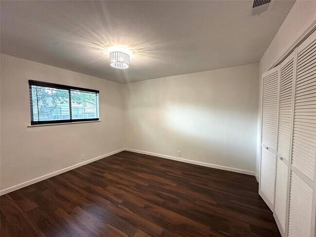 Building Photo - 2402 Parker Cir