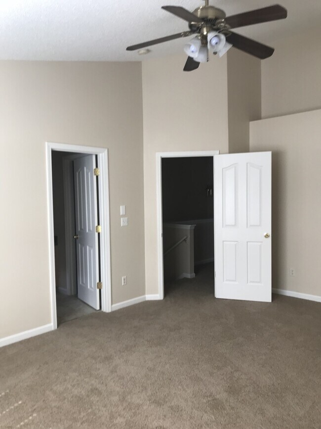 Building Photo - 3 Bedroom  2.5 Bath townhome located at  T...