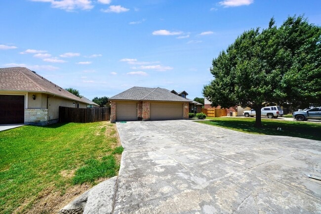 Building Photo - Stunning 4-Bedroom Home in Live Oak Hills,...
