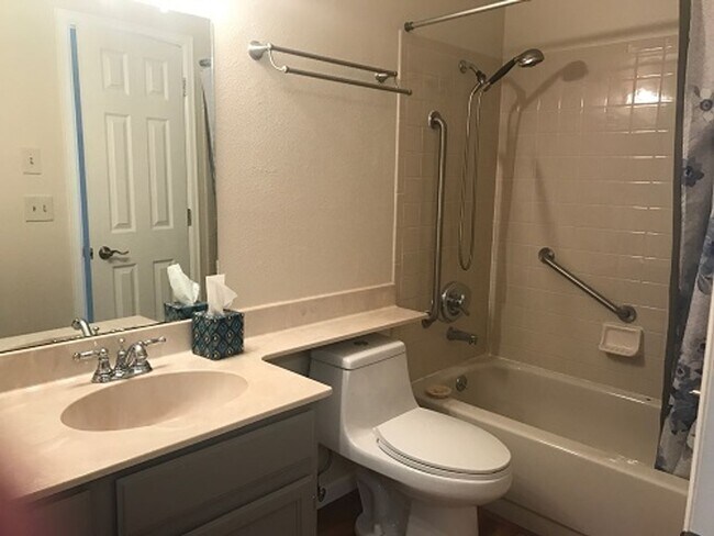 Building Photo - Feel at Home in This Cozy Fort Collins Condo