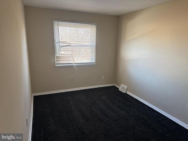 Building Photo - 119 Larch Ave