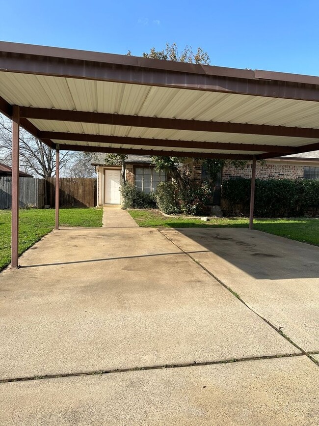 Building Photo - $500.00 OFF 1st full rent if you are ready to move NOW! Full brick 2 bed 2 bath Covered Carport a...