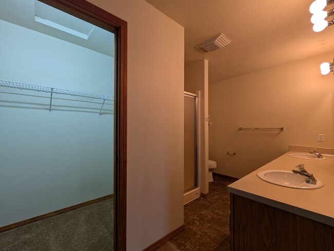 Building Photo - Spacious 2-Bedroom, 2-Bath Duplex In The River Rd Area!