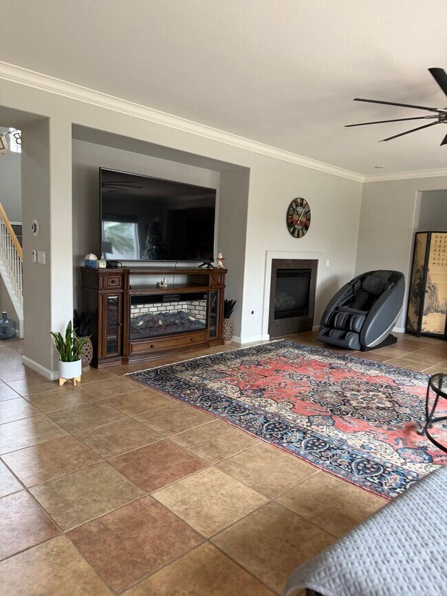Building Photo - Gorgous 4 bedroom, 3 full bath home with pool