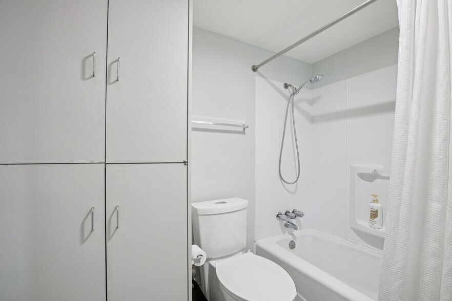 Building Photo - 1106 W 6th St