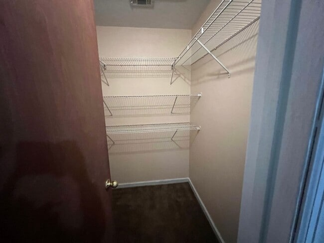 Building Photo - Cute 2 bedroom 2 bathroom townhome close t...
