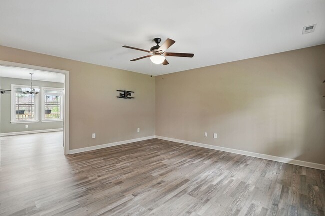 Building Photo - AVAILABLE NOW!  LIKE NEW! Cute One-Story R...