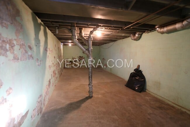 Building Photo - 2 Bedroom 1 Bath