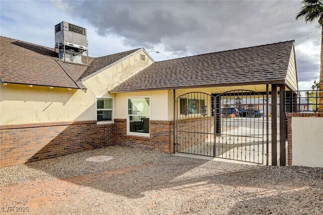 Building Photo - 1017 E Oakey Blvd