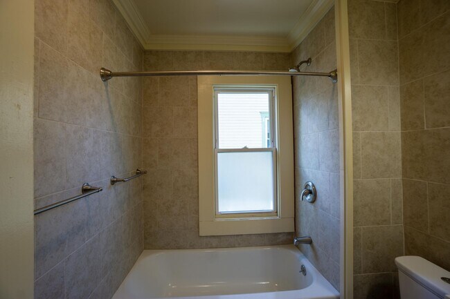 Building Photo - AVAILABLE 7/1/26 - Spacious Single Family ...