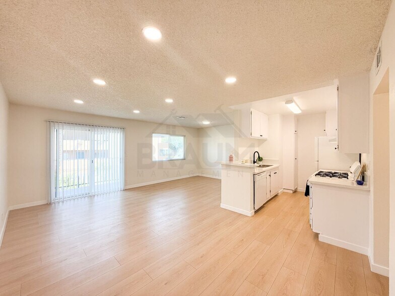 Building Photo - 14801 Delano St