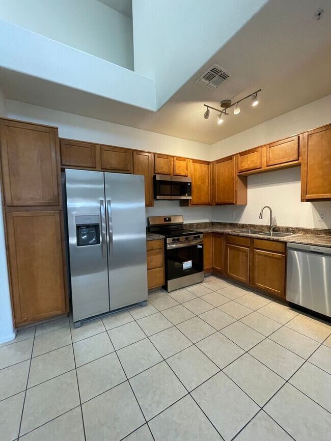 Building Photo - READY TO TOUR! Spacious 4 Bed 2 Bath Home in Phoenix