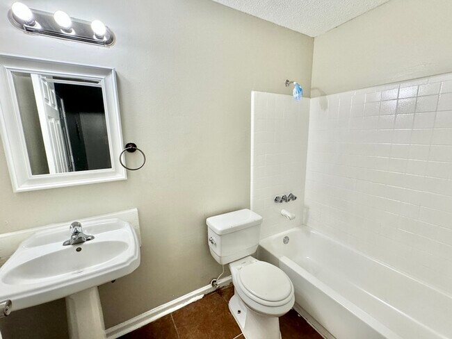 Building Photo - 7312 Country Side Rd