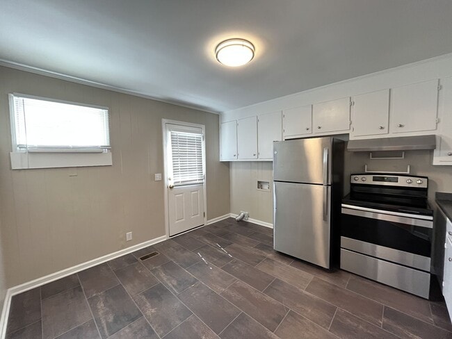 Building Photo - COMING SOON! 2 Bedroom Duplex Close to MTS...