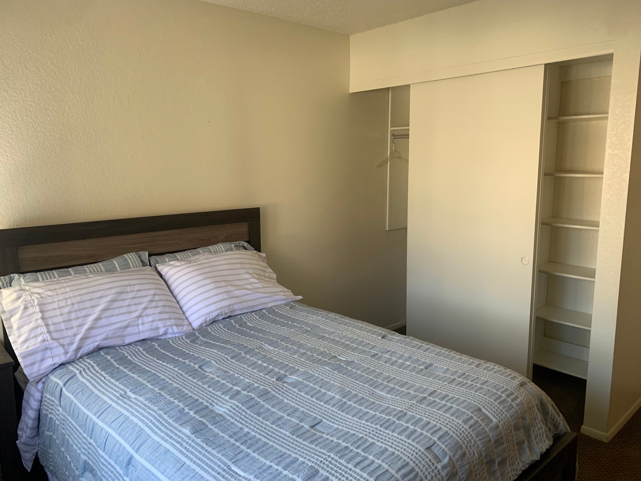 Furnished, ground floor, 2-bedroom condo with assigned covered parking.Pool,Spa,Tennis, Gym. - 5757 W Eugie Ave