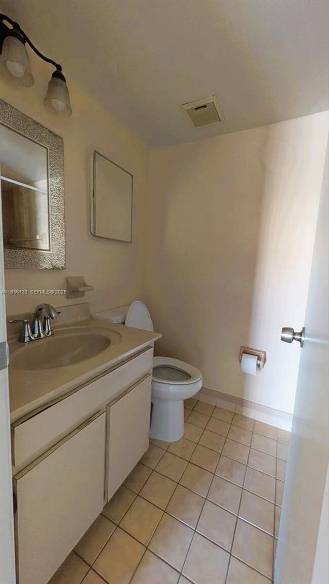 Building Photo - 1820 W 53rd St