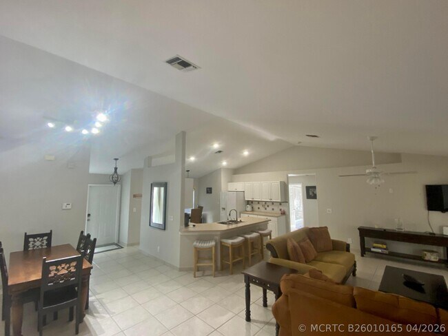 Building Photo - 1094 Raintree Ln