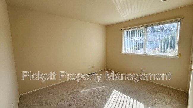 Building Photo - 6453 Grand Pine Loop NE