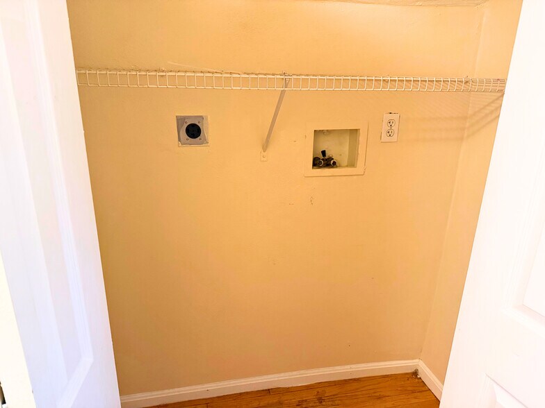 Building Photo - 104 Calvary St