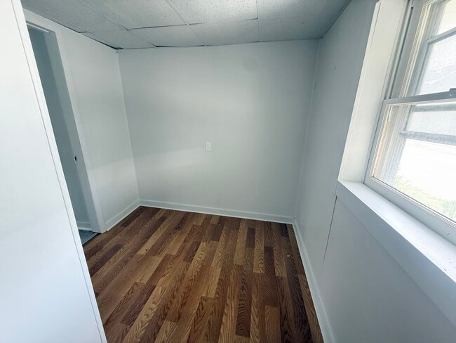 Building Photo - 754 N Sharpsville Ave