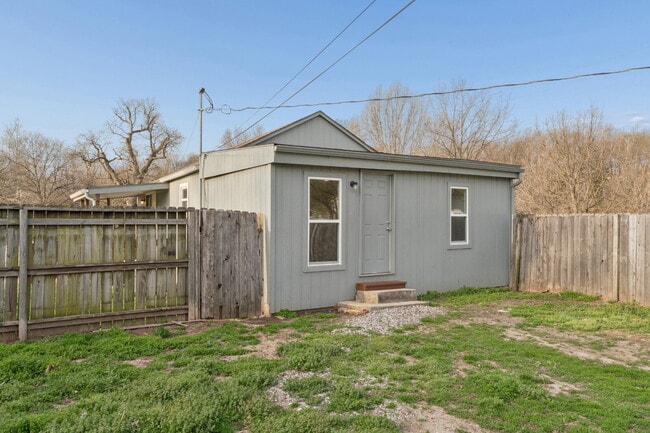 Building Photo - This cozy residence features a bright living space and well-appointed kitchen.  1st month is FREE...