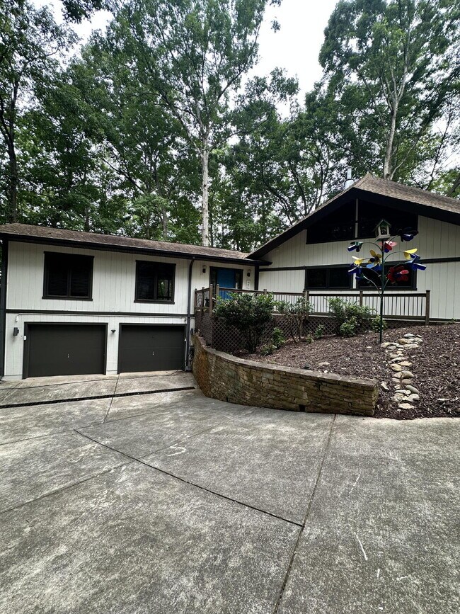 Building Photo - Beautiful Lake Front Property!