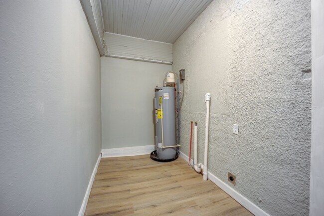 Building Photo - Freshly Updated 2 Bedroom House
