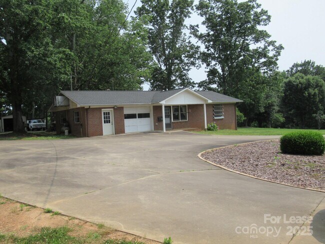 Building Photo - 1357 Beal Rd
