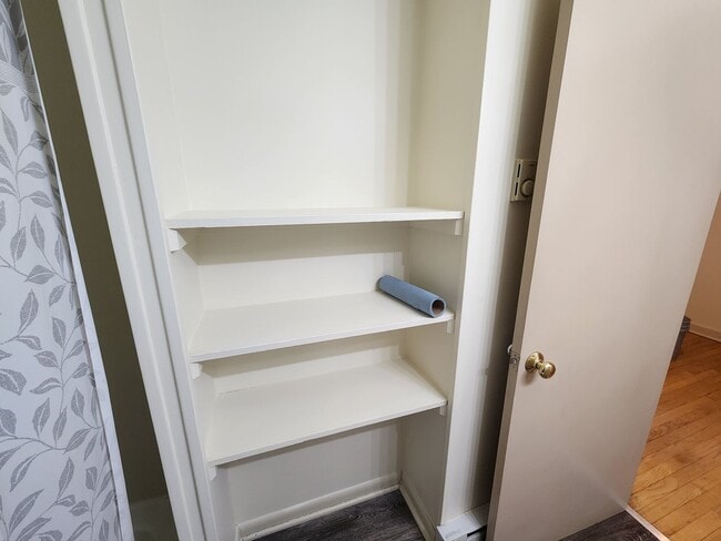 Building Photo - 6233 Mountain View Dr