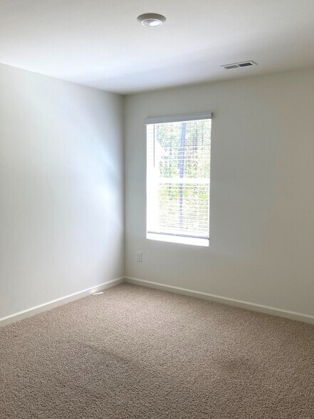 Building Photo - 252 Chelsea Pk Cir
