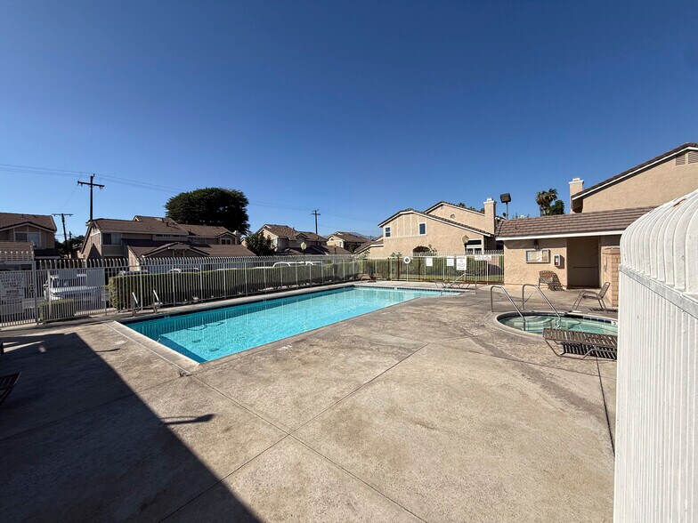 Pool + spa (walking distance) - 3598 Meadowlark St