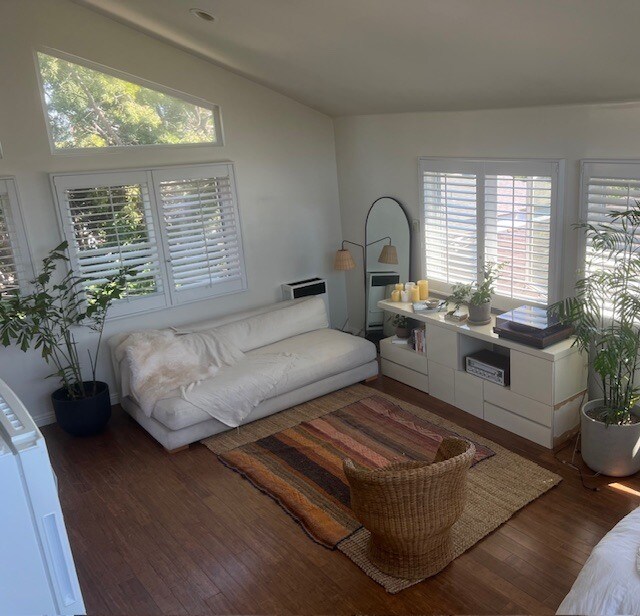 living area - 202 Dimmick Ave