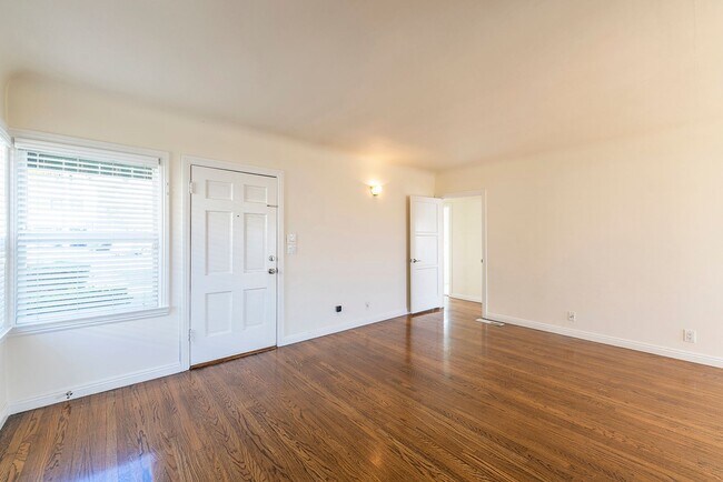 Building Photo - Super Cute 3bed 2 bath home with peek-a-boo ocean view South Redondo
