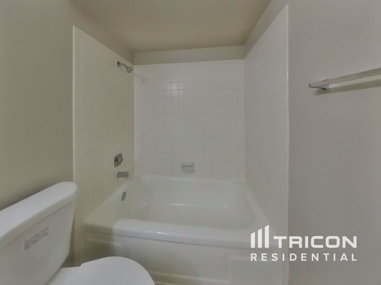 Building Photo - 5152 Laurelwood Ave