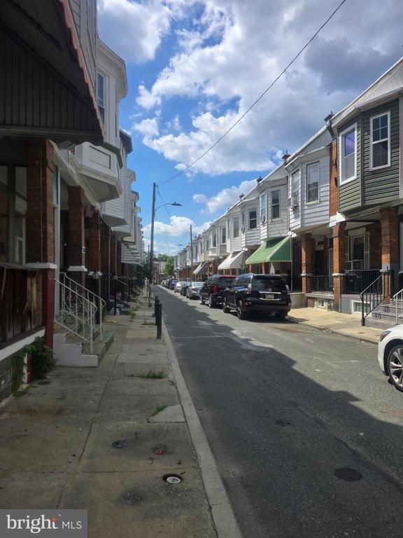 Building Photo - 556 N Wanamaker St