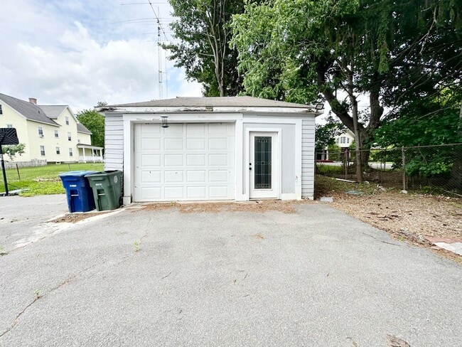 Building Photo - Beautiful 3 BR 1.5 BA Leominster SFH