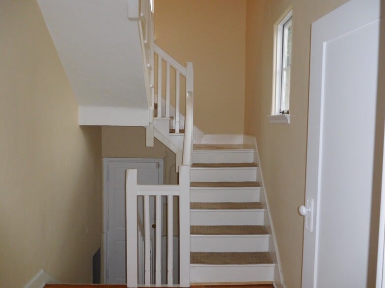 Building Photo - 1621 Silverwood Ter