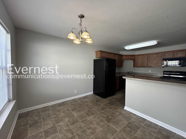 Building Photo - 2 Bed, 2.5 Bath Home with Fenced Yard & Garage / Available Now!