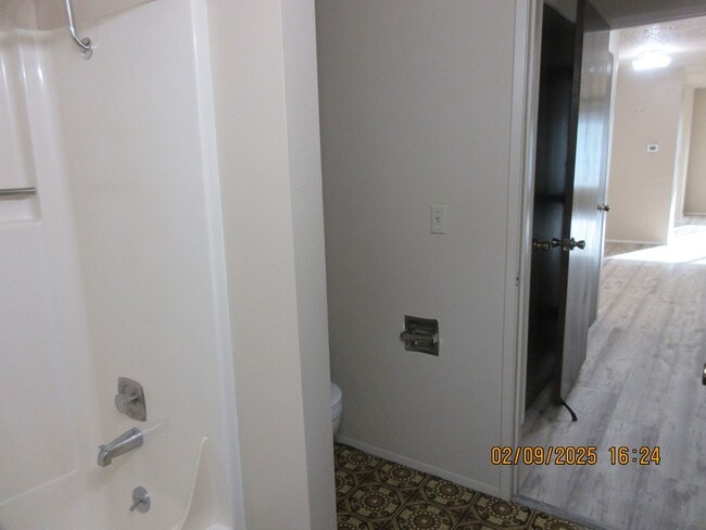 Building Photo - Updated, spacious one bedroom