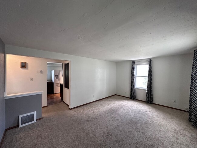 Building Photo - SPACIOUS 2 BEDROOM 1 BATH HOME