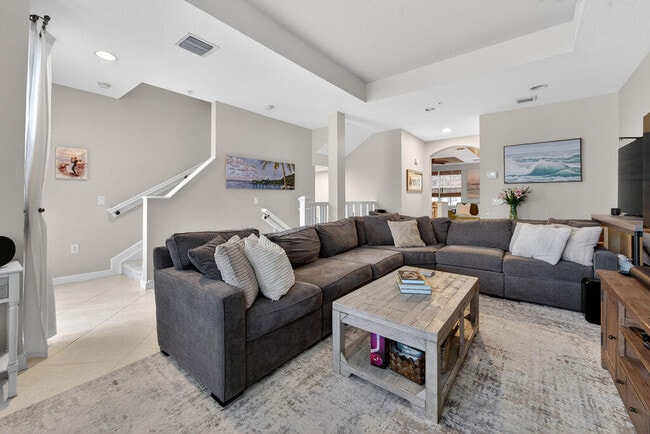 Building Photo - 11860 Valencia Gardens Ave