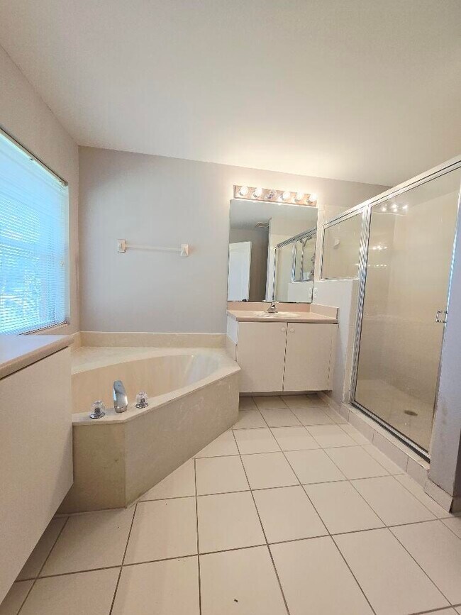 Building Photo - 329 River Bluff Ln