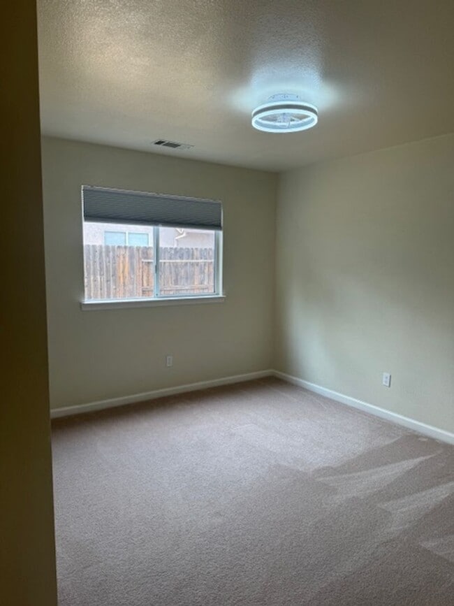 Building Photo - Home in Country Heights Subdivision Area w...
