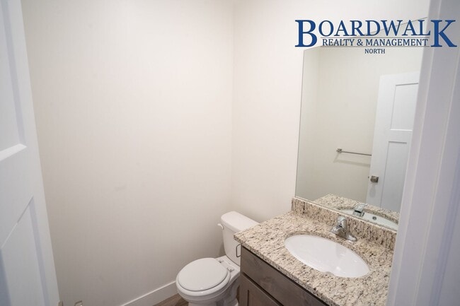 Building Photo - Great 3 Bedroom Townhome with Garage