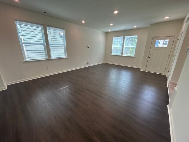 Building Photo - 3 Bedroom | 2.5 Bathroom End Unit Raleigh ...