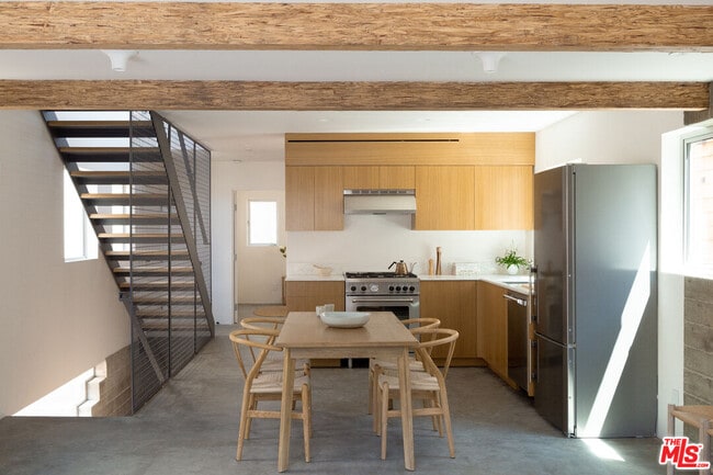 Building Photo - 8870 Wonderland Ave