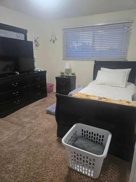 Building Photo - 1593 Manzanita Dr