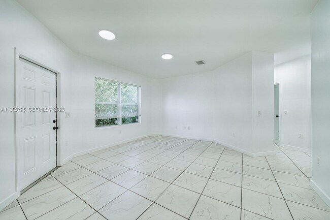 Building Photo - 14885 NE 7th Ave